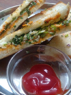 વેજ માયો સેન્ડવિચ (Veg Mayo Sandwich Recipe In Gujarati) રેસીપી મુખ્ય ફોટો