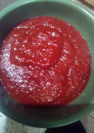 A picture of Red chile pepper sauce.