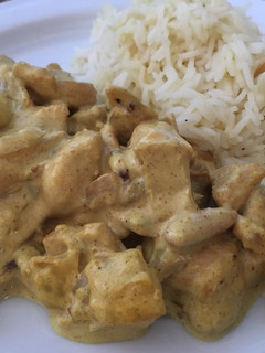 Una foto de 🍗Pollo al curry con arroz