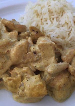 Una foto de 🍗Pollo al curry con arroz