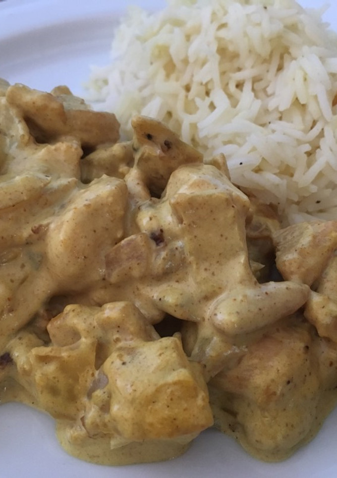 Una foto de 🍗Pollo al curry con arroz