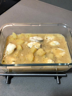 Una foto de Patatas con pescado en salsa verde