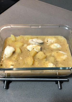 Una foto de Patatas con pescado en salsa verde