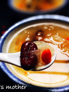Hình của món Yến chưng kỷ tử, táo đỏ, tuyết nhĩ.