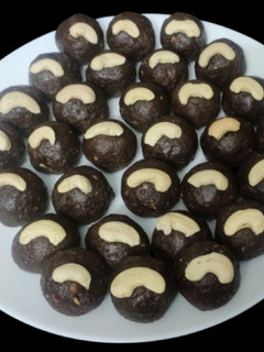 ராகி நட்ஸ் லட்டு (Ragi Nuts laddu recipe in tamil) செய்முறை முக்கிய புகைப்படம்