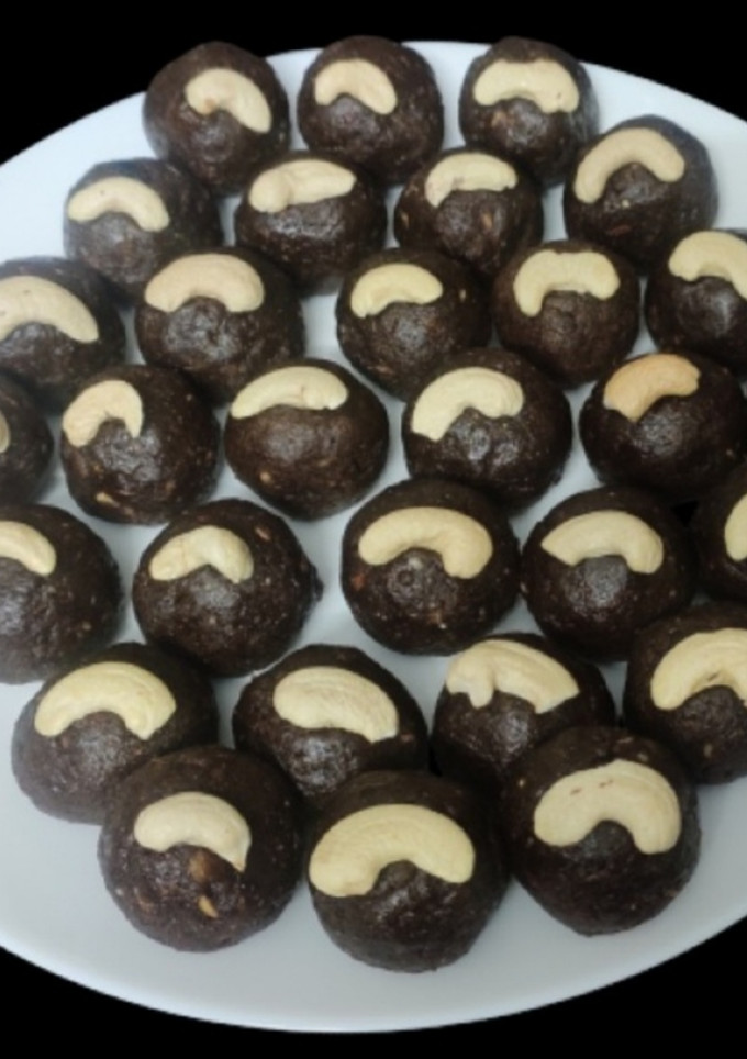 ராகி நட்ஸ் லட்டு (Ragi Nuts laddu recipe in tamil) செய்முறை முக்கிய புகைப்படம்