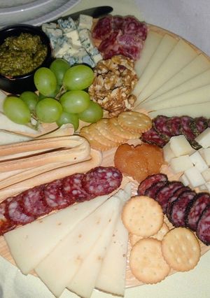 Una foto de Tabla de quesos y fuet