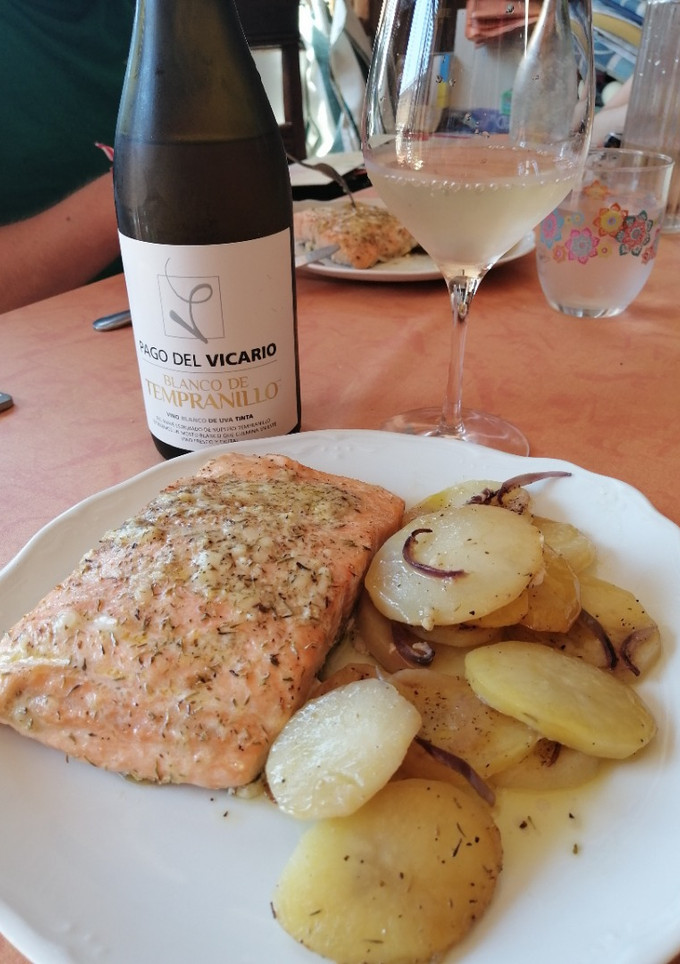 Una foto de Salmón al horno con costra de mantequilla y roquefort