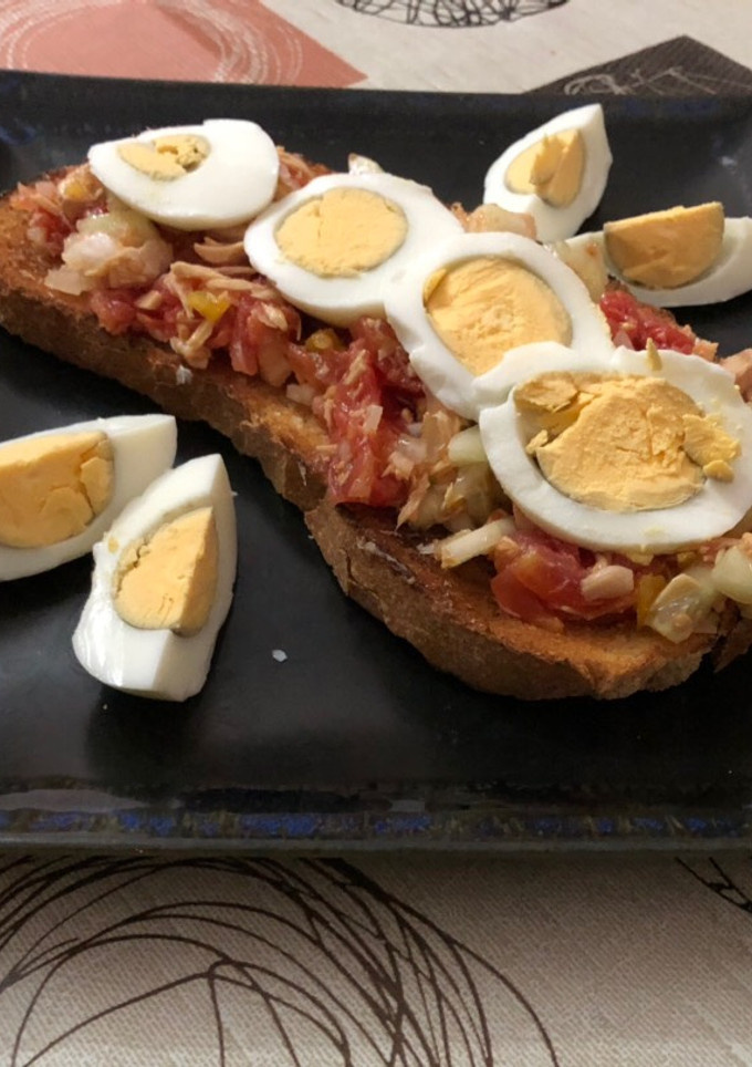 Una foto de Tostada de ensalada de verano