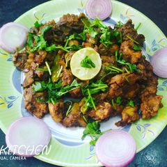 A picture of Onion chicken fry.