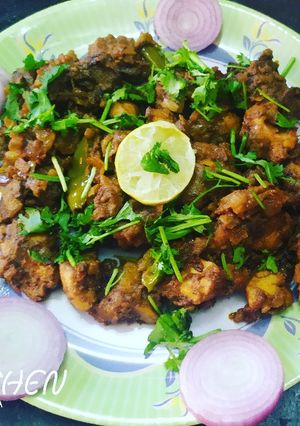 A picture of Onion chicken fry.