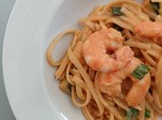 Une photo de crevettes grillées