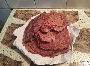 Una foto de Panqueques integrales con jugo de remolacha veganos