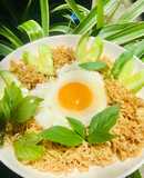 Mì trộn trứng sa tế tỏi