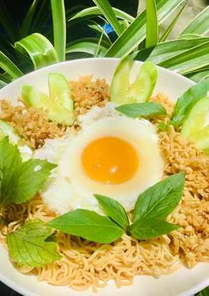 Hình của món Mì trộn trứng sa tế tỏi.
