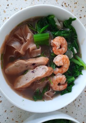 Hình của món Bánh đa đỏ tôm chả cá.
