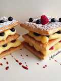 Millefoglie veloce con crema pasticcera e frutti di bosco