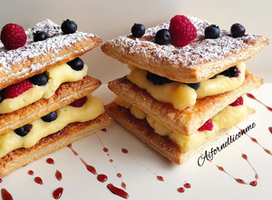 Foto di Millefoglie veloce con crema pasticcera e frutti di bosco