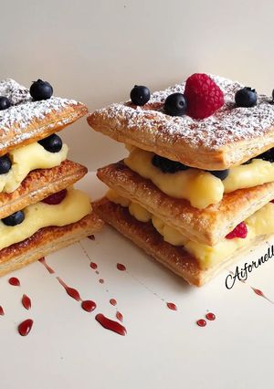 Foto di Millefoglie veloce con crema pasticcera e frutti di bosco