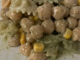 Ensalada de pasta con garbanzos, maíz y pesto casero de albahaca