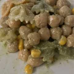 Foto di Ensalada de pasta con garbanzos, maíz y pesto casero de albahaca
