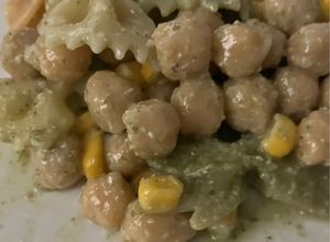 Foto principal de Ensalada de pasta con garbanzos, maíz y pesto casero de albahaca
