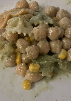 Una foto de Ensalada de pasta con garbanzos, maíz y pesto casero de albahaca