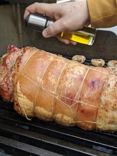 Una foto de Porchetta en barbacoa o horno