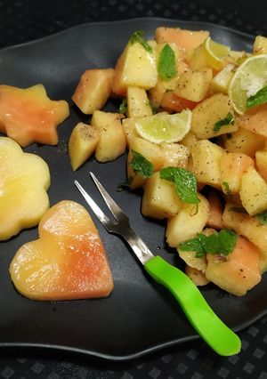 पपया लेमन सॅलड (papaya lemon salad recipe in marathi) रेसिपी चे मुख्य फोटो 