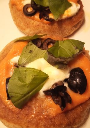 Una foto de Pizza Frita con Salsa de Tomate, Mozzarella y Aceitunas Negras