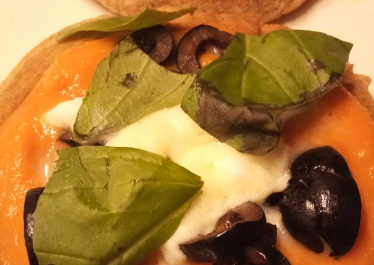 Pizza Frita con Salsa de Tomate, Mozzarella y Aceitunas Negras