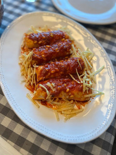 Una foto de Lomos de merluza en salsa de tomate y piñones