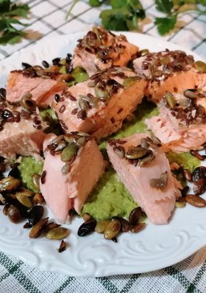 Foto di Salmone su letto verde