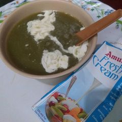 A picture of Palak and Mushrooms creamy soup.