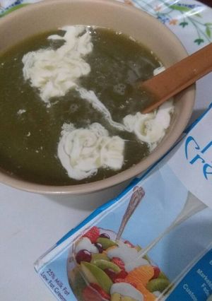 A picture of Palak and Mushrooms creamy soup.