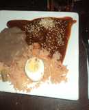 Mole de nuez ranchero para fiesta con frijoles enchilados y arroz con huevos duros