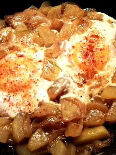 Una foto de Huevos a la tapa sobre patatas y cebolla morada-fácil