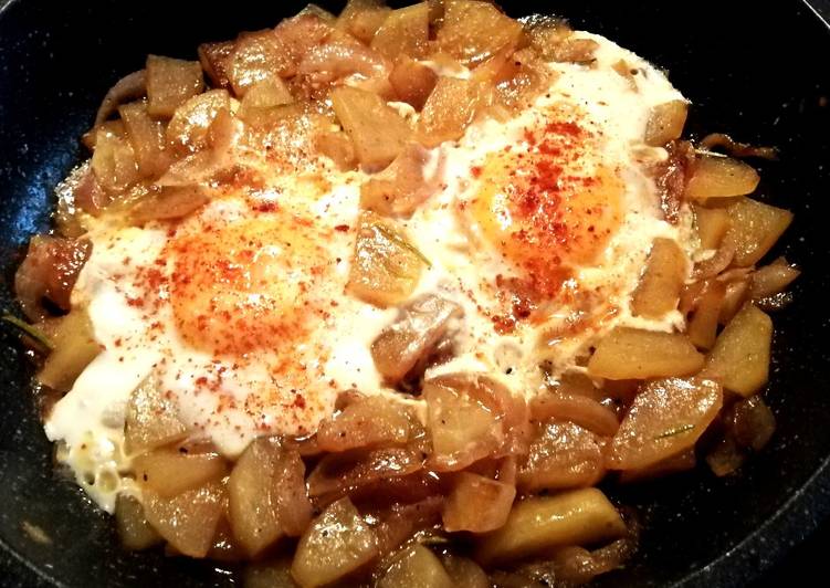 Huevos a la tapa sobre patatas y cebolla morada-fácil