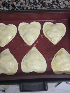 Una foto de Corazones de hojaldre rellenos de chistorra