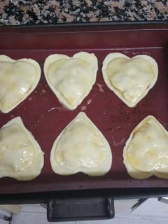 Una foto de Corazones de hojaldre rellenos de chistorra