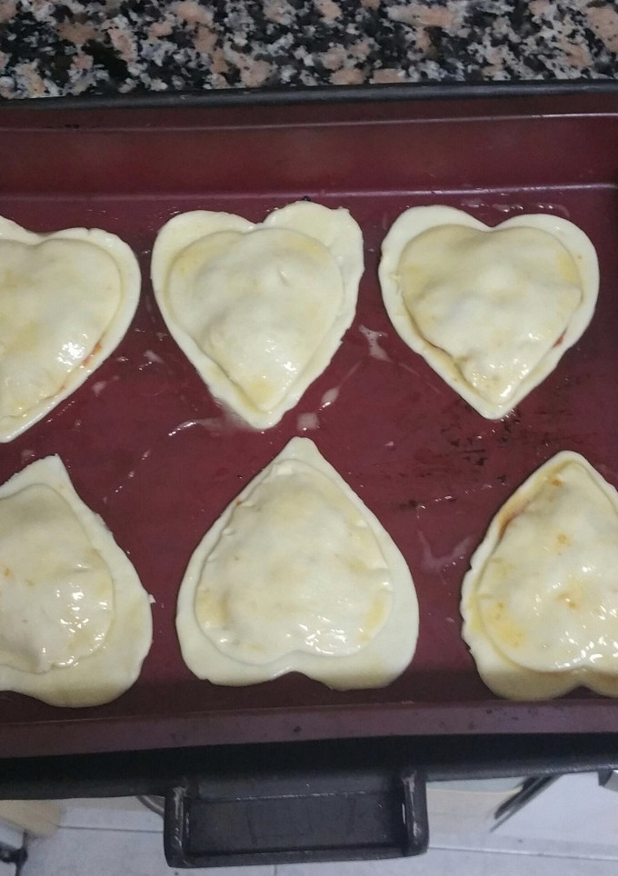 Una foto de Corazones de hojaldre rellenos de chistorra