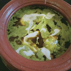 A picture of Creamy palak chicken handi.