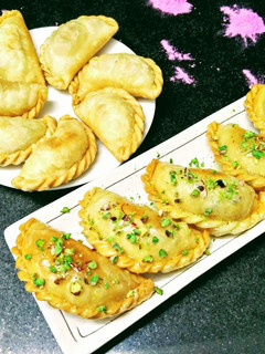 मावा गुजिया (Mawa Gujiya recipe in Hindi) रेसिपी मुख्य फोटो