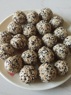 તલ ના લાડુ (Til Ladoo Recipe In Gujarati) રેસીપી મુખ્ય ફોટો