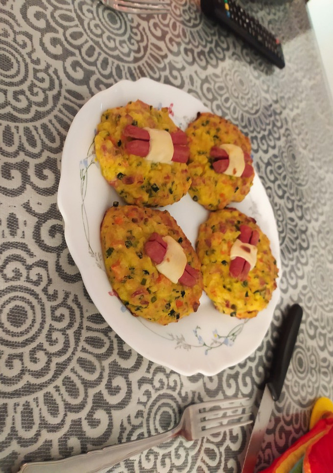 Una foto de Panecillos de verduras con salchichas