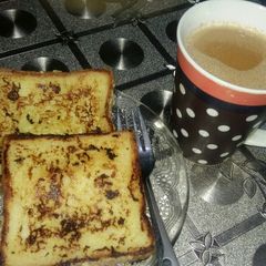 A picture of French toast with illaichi wali chai.