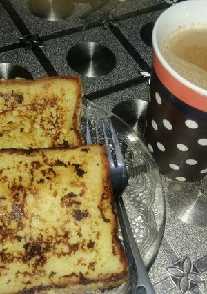 A picture of French toast with illaichi wali chai.