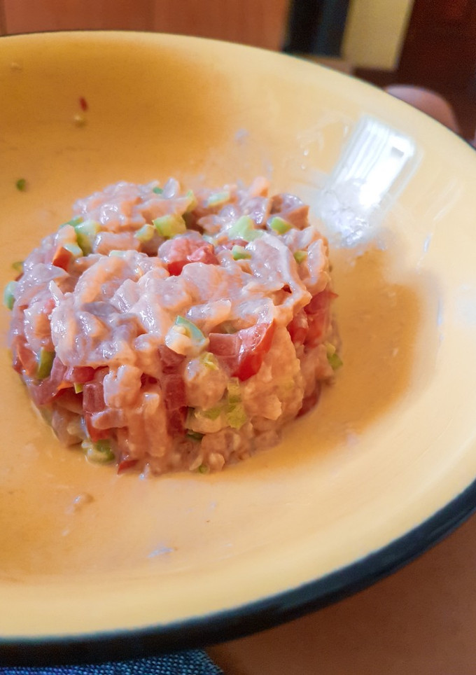 Una foto de Tartar de salmón