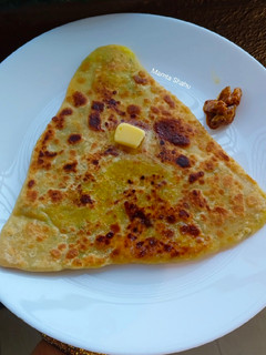 तिकोना स्टफ्ड आलू पराठा (Tikona stuffed aloo paratha recipe in Hindi) रेसिपी मुख्य फोटो