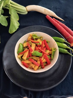 A picture of Carrot, chilli, radish pickle (instant).